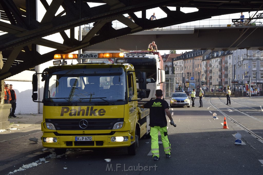 LKW blieb unter Bruecke haengen Koeln Deutz Opladenerstr Deutz Muelheimerstr P158.JPG - Miklos Laubert